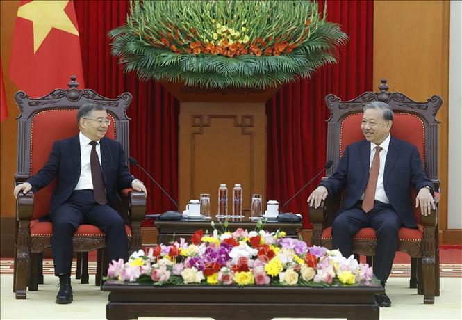Tổng Bí thư Tô Lâm tiếp đồng chí Lý Thư Lỗi, Ủy viên Bộ Chính trị, Bí thư Ban Bí thư, Trưởng Ban Tuyên truyền Trung ương, Đảng Cộng sản Trung Quốc. Ảnh: Thống Nhất - TTXVN