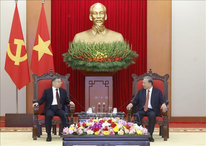 Tổng Bí thư Tô Lâm tiếp đồng chí Lý Thư Lỗi, Ủy viên Bộ Chính trị, Bí thư Ban Bí thư, Trưởng Ban Tuyên truyền Trung ương, Đảng Cộng sản Trung Quốc. Ảnh: Thống Nhất - TTXVN