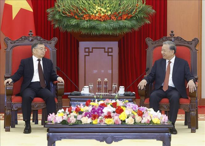 Tổng Bí thư Tô Lâm tiếp đồng chí Lý Thư Lỗi, Ủy viên Bộ Chính trị, Bí thư Ban Bí thư, Trưởng Ban Tuyên truyền Trung ương, Đảng Cộng sản Trung Quốc. Ảnh: Thống Nhất - TTXVN