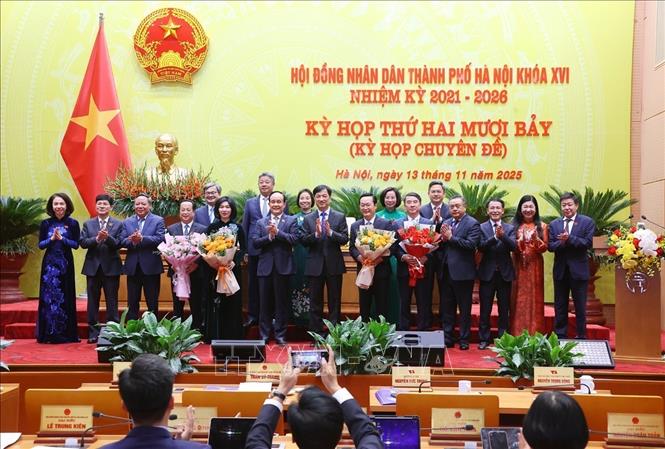 Lãnh đạo thành phố Hà Nội chúc mừng các đồng chí được điều động, phân công nhiệm vụ mới. Ảnh: Văn Điệp - TTXVN