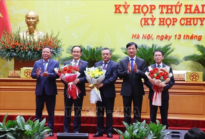 Ủy viên Bộ Chính trị, Bí thư Thành ủy Hà Nội Nguyễn Duy Ngọc và Phó Bí thư Thường trực Thành ủy Hà Nội Nguyễn Văn Phong chúc mừng các đồng chí nghỉ công tác và được điều động, phân công nhiệm vụ mới. Ảnh: Văn Điệp - TTXVN