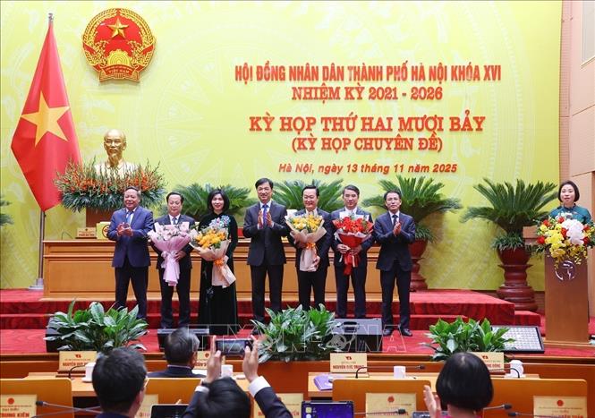 Ủy viên Bộ Chính trị, Bí thư Thành ủy Hà Nội Nguyễn Duy Ngọc và Phó Bí thư Thường trực Thành ủy Hà Nội Nguyễn Văn Phong chúc mừng tân Chủ tịch UBND thành phố Hà Nội Nguyễn Đức Trung (thứ ba, từ phải sang) và các đồng chí được điều động, phân công nhiệm vụ mới. Ảnh: Văn Điệp - TTXVN