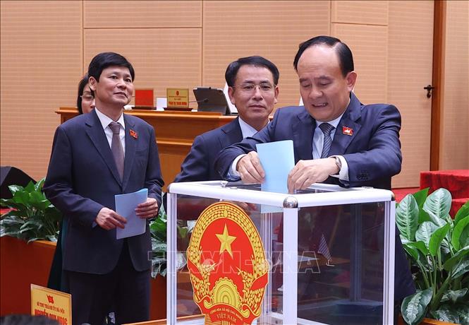 Đại biểu HĐND thành phố Hà Nội bỏ phiếu bầu các chức danh lãnh đạo thuộc thẩm quyền. Ảnh: Văn Điệp - TTXVN
