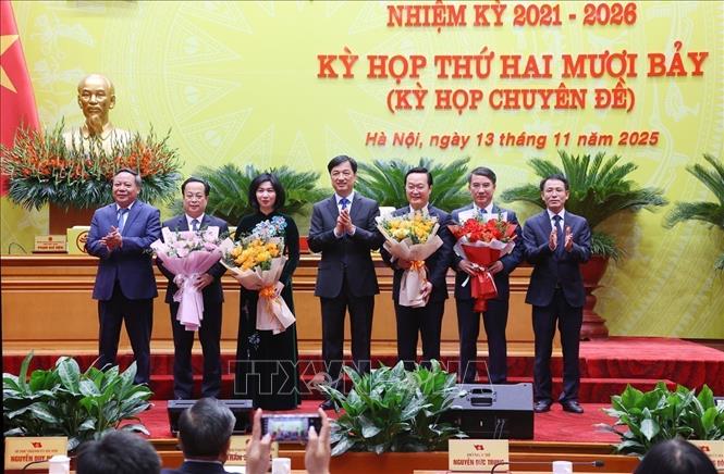 Ủy viên Bộ Chính trị, Bí thư Thành ủy Hà Nội Nguyễn Duy Ngọc và Phó Bí thư Thường trực Thành ủy Hà Nội Nguyễn Văn Phong chúc mừng tân Chủ tịch UBND thành phố Hà Nội Nguyễn Đức Trung (thứ ba, từ phải sang) và các đồng chí được điều động, phân công nhiệm vụ mới. Ảnh: Văn Điệp - TTXVN