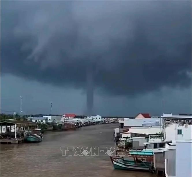 Vòi rồng xuất hiện ngoài khơi cửa biển Cái Đôi Vàm được người dân ghi lại. Ảnh: TTXVN phát 