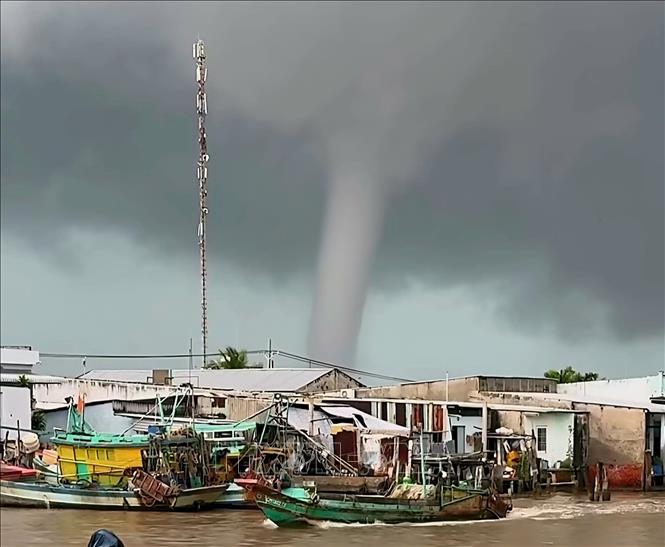 Theo chính quyền xã Cái Đôi Vàm, vòi rồng xuất hiện ngoài khơi nên chưa ghi nhận thiệt hại. Ảnh: TTXVN phát