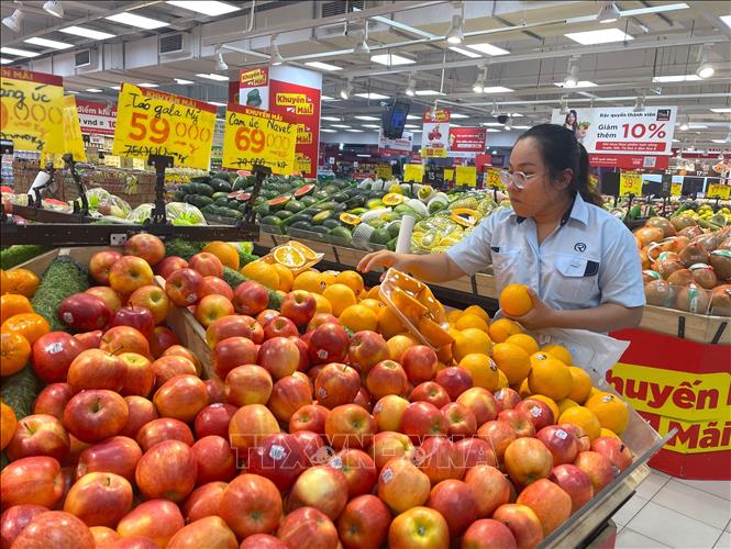  Táo nhập khẩu giảm giá sâu, thu hút người tiêu dùng, tại siêu thị Go! TP. Hồ Chí Minh. Ảnh: Hương Giang - TTXVN