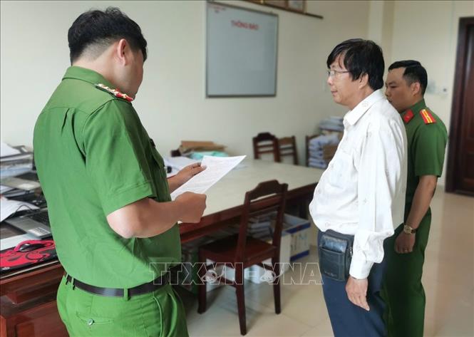 Cơ quan điều tra tống đạt các quyết định tố tụng đối với bị can Trịnh Thanh Xuân. Ảnh: TTXVN phát