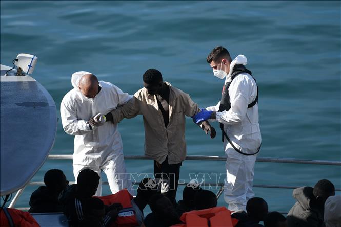 Nhân viên y tế hỗ trợ người di cư tại Senglea, Malta. Ảnh: THX/TTXVN 