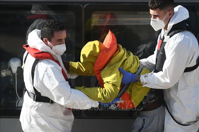 Nhân viên y tế hỗ trợ người di cư tại Senglea, Malta. Ảnh: THX/TTXVN