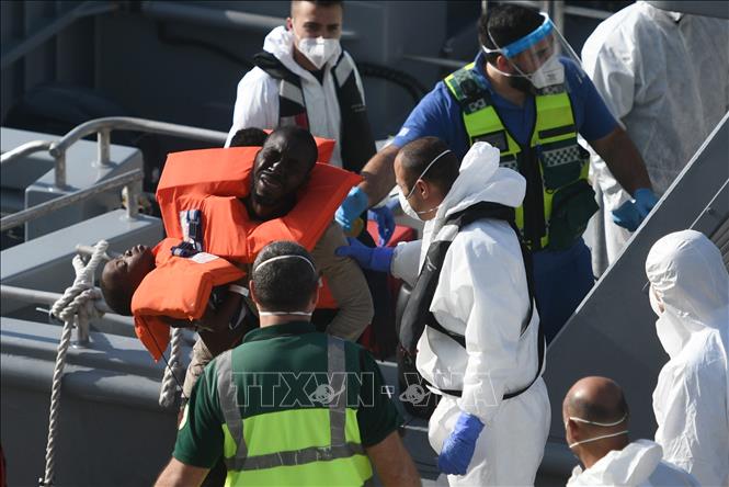 Nhân viên y tế hỗ trợ người di cư tại Senglea, Malta. Ảnh: THX/TTXVN