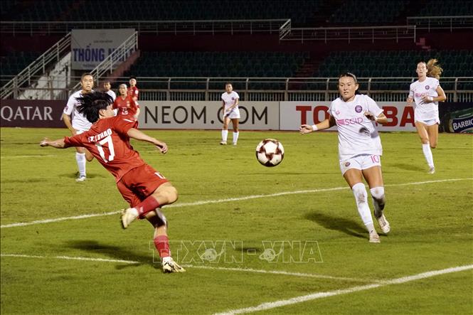 Tình huống tranh chấp bóng giữa cầu thủ nữ TP. Hồ Chí Minh (áo đỏ) và nữ Stallion Laguna (Philippines). Ảnh: Trung Tuyến - TTXVN 