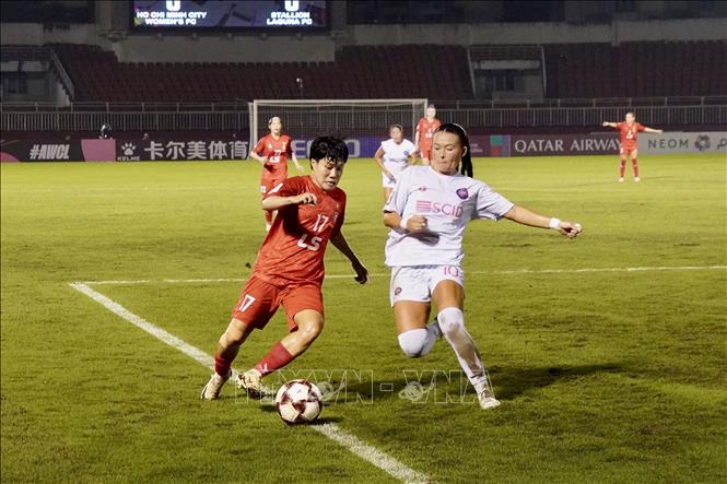 Tình huống tranh chấp bóng giữa cầu thủ nữ TP. Hồ Chí Minh (áo đỏ) và nữ Stallion Laguna (Philippines). Ảnh: Trung Tuyến - TTXVN 
