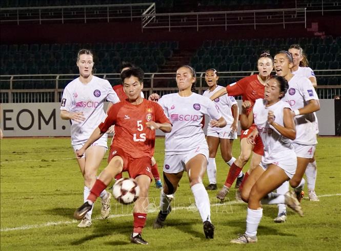 Trận thi đấu giữa Câu lạc bộ nữ TP. Hồ Chí Minh (áo đỏ) và Câu lạc bộ nữ Stallion Laguna (Philippines) với kết quả chung cuộc 1-0 nghiêng về nữ TP. Hồ Chí Minh. Ảnh: Trung Tuyến - TTXVN 