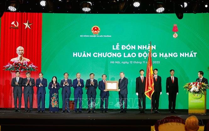 Tổng Bí thư Tô Lâm trao Huân chương Lao động hạng Nhất tặng Bộ Nông nghiệp và Môi trường tại Lễ kỷ niệm 80 năm Ngành và Đại hội thi đua yêu nước lần thứ nhất (Hà Nội, 12/11/2025). Ảnh: Thống Nhất – TTXVN