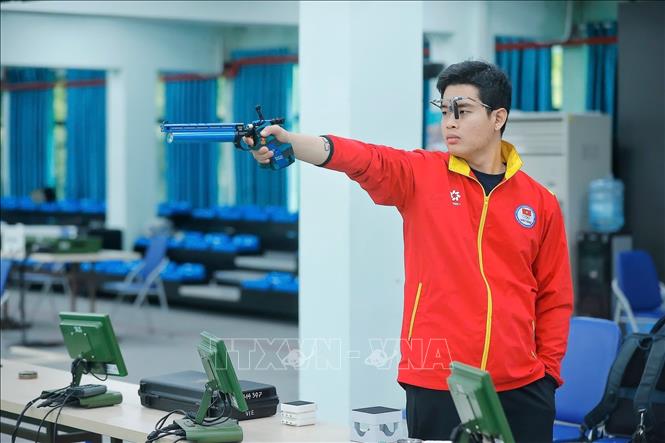 Xạ thủ Phạm Quang Huy nỗ lực tập luyện chuẩn bị cho SEA Games 33 tại Thái Lan vào tháng 12 tới. Ảnh: Minh Quyết - TTXVN