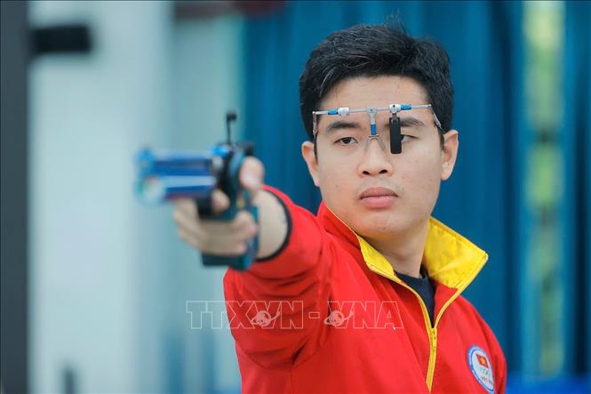 Xạ thủ Phạm Quang Huy nỗ lực tập luyện chuẩn bị cho SEA Games 33 tại Thái Lan vào tháng 12 tới. Ảnh: Minh Quyết - TTXVN