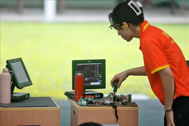 Trịnh Thu Vinh là một trong những nữ xạ thủ nổi bật của Việt Nam, từng giành 1 HCB đồng đội và 1 HCĐ cá nhân nội dung 10m súng ngắn hơi nữ tại SEA Games 31. Ảnh: Minh Quyết – TTXVN