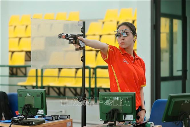 Trịnh Thu Vinh là một trong những nữ xạ thủ nổi bật của Việt Nam, từng giành 1 HCB đồng đội và 1 HCĐ cá nhân nội dung 10m súng ngắn hơi nữ tại SEA Games 31. Ảnh: Minh Quyết – TTXVN