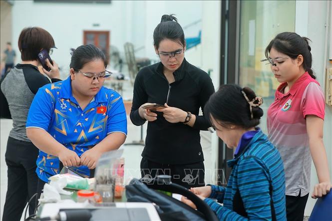 Bà Altantsetseg Byambajavyn là chuyên gia duy nhất của đội tuyển bắn súng Việt Nam, nữ chuyên gia người Mông Cổ đã làm việc 1 năm qua và có sự hiểu nhau về chuyên môn cùng nhóm xạ thủ trọng điểm nội dung súng ngắn nữ (trong đó có Trịnh Thu Vinh). Ảnh: Minh Quyết – TTXVN
