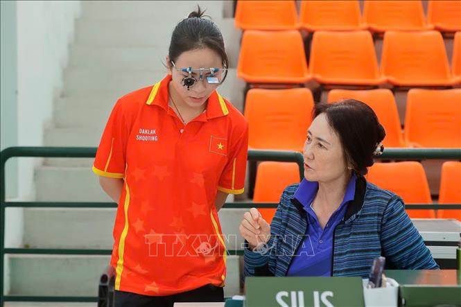 Bà Altantsetseg Byambajavyn trao đổi với xạ thủ Trịnh Thu Vinh trong buổi tập. Ảnh: Minh Quyết - TTXVN