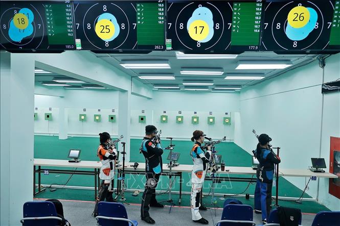 Các xạ thủ của tổ súng trường như Phí Thanh Thảo, Lê Thị Mộng Tuyền, Nguyễn Phạm Hiền Khanh… đang tập trung tích lũy thêm chuyên môn ở mỗi buổi tập. Với họ, từng buổi rèn luyện cũng là cơ hội cuối cùng chuẩn bị trước khi lên đường tới Thái Lan thi đấu. Ảnh: Minh Quyết - TTXVN
