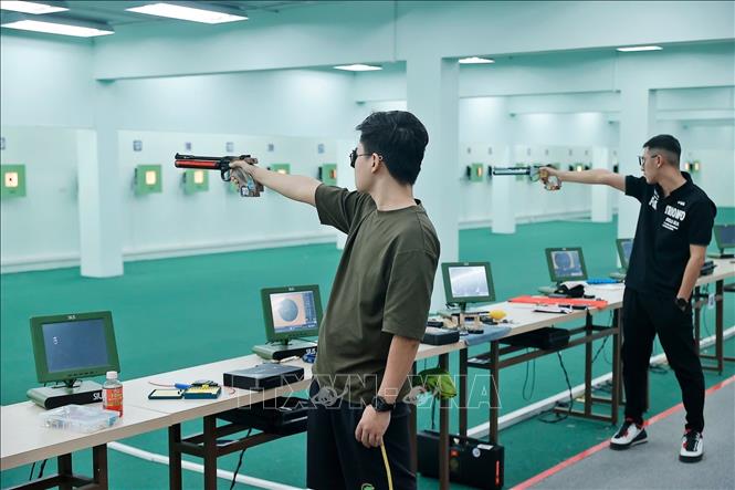 Xạ thủ Lại Công Minh (trái) và Nguyễn Đình Thành tập trung tập luyện chuẩn bị cho SEA Games 33. Ảnh: Minh Quyết – TTXVN