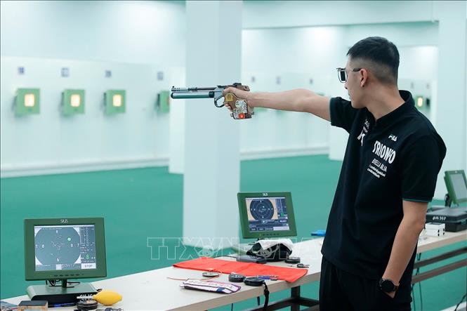 Xạ thủ Nguyễn Đình Thành tập trung tập luyện chuẩn bị cho SEA Games 33. Ảnh: Minh Quyết – TTXVN
