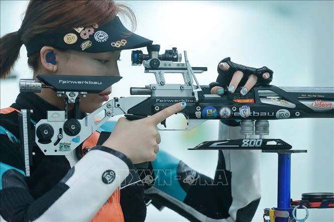 Xạ thủ Phí Thanh Thảo đang tập trung tập luyện chuẩn bị cho SEA Games 33. Ảnh: Minh Quyết – TTXVN