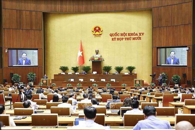 Bộ trưởng Bộ Xây dựng Trần Hồng Minh trình bày Tờ trình về chủ trương đầu tư xây dựng Cảng Hàng không quốc tế Gia Bình. Ảnh: Doãn Tấn - TTXVN