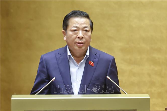 Bộ trưởng Bộ Xây dựng Trần Hồng Minh trình bày Tờ trình về chủ trương đầu tư xây dựng Cảng Hàng không quốc tế Gia Bình. Ảnh: Doãn Tấn - TTXVN