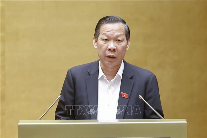 Chủ nhiệm Ủy ban Kinh tế và Tài chính của Quốc hội Phan Văn Mãi trình bày Báo cáo thẩm tra về chủ trương đầu tư xây dựng Cảng Hàng không quốc tế Gia Bình. Ảnh: Doãn Tấn - TTXVN