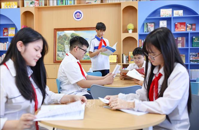 Dưới mái nhà THCS Ngô Sĩ Liên, biết bao thế hệ đã trưởng thành và tỏa sáng với mỗi người một sứ mệnh. Dù ở vị trí nào, các thế hệ học sinh của trường đều đã và đang góp phần làm rạng danh truyền thống Thăng Long – Hà Nội. Ảnh: Thanh Tùng - TTXVN