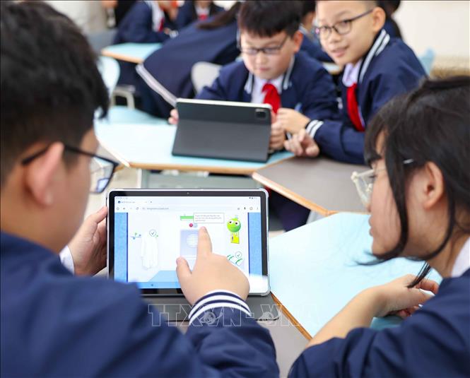 Với mục tiêu giáo dục toàn diện về đạo đức, trí tuệ, thể chất và năng lực cá nhân, nhà trường không ngừng đổi mới phương pháp giảng dạy, ứng dụng công nghệ và xây dựng môi trường học tập hiện đại, thân thiện, giàu giá trị nhân văn. Ảnh: Thanh Tùng - TTXVN