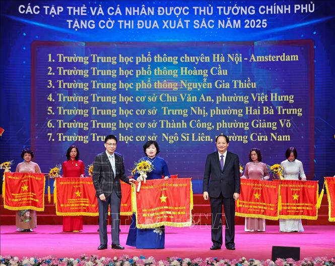 Trường THCS Ngô Sĩ Liên đón nhận Cờ thi đua của Chính phủ. Ảnh: Thanh Tùng - TTXVN