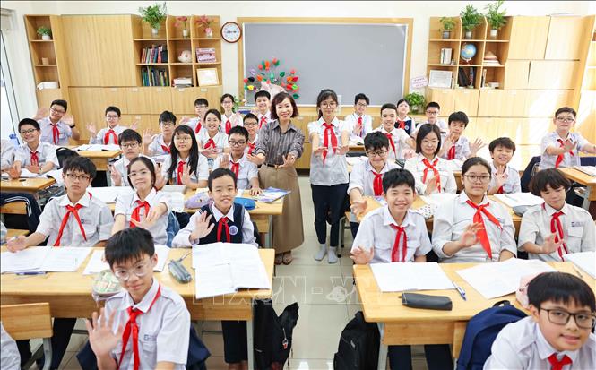 Kỷ niệm 105 năm thành lập, thầy trò Trường THCS Ngô Sĩ Liên sẵn sàng chinh phục mọi nấc thang thử thách của tri thức, ngày một tiến bước vững chắc trong sự nghiệp giáo dục và đào tạo của Thủ đô Hà Nội. Ảnh: Thanh Tùng - TTXVN