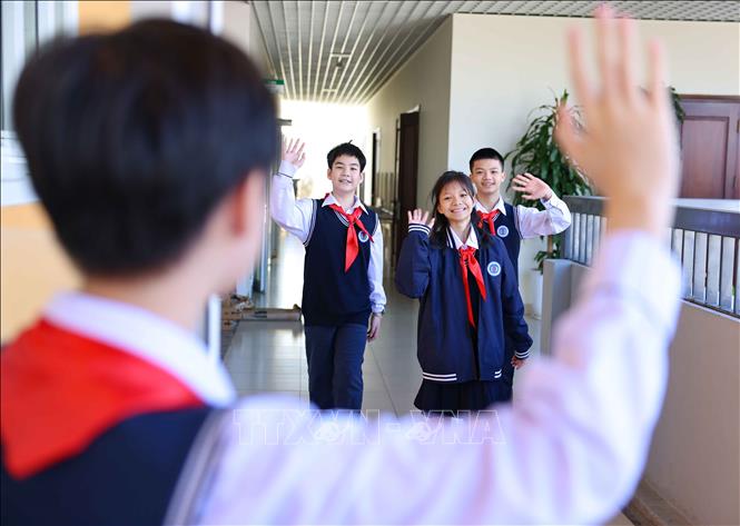 Lấy giáo dục đạo đức làm nền tảng vững chắc, nhà trường dạy chữ gắn liền với việc dạy làm người, đào tạo nên những công dân sống trung thực, có trách nhiệm cao cả với đất nước và xứng đáng với truyền thống thanh lịch, hào hoa của mảnh đất Thăng Long – Hà Nội. Ảnh: Thanh Tùng - TTXVN