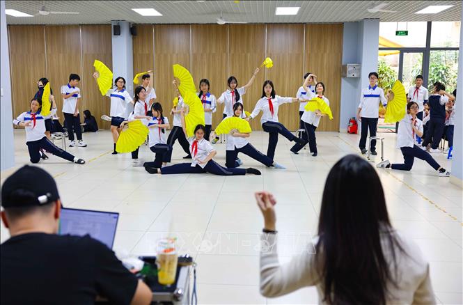 Học sinh nhà trường đang khẩn trương tập luyện những tiết mục văn nghệ đặc sắc cho lễ kỷ niệm 105 thành lập nhà trường được tổ chức vào ngày 17/11/2025 tới đây. Ảnh: Thanh Tùng - TTXVN