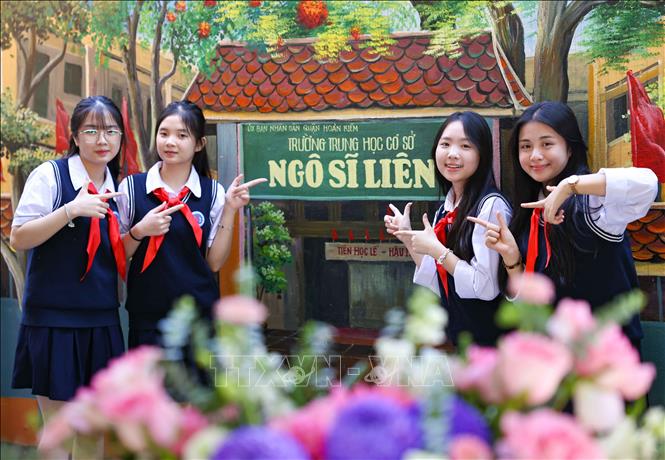 Bằng tình yêu và sự gắn bó mà các thế hệ đã trao truyền, thầy và trò tiếp tục đoàn kết một lòng, chung tay xây dựng để thương hiệu Ngô Sĩ Liên, mang tên nhà Sử học kiệt xuất, sẽ vươn xa và rạng danh trên trường hội nhập. Ảnh: Thanh Tùng - TTXVN