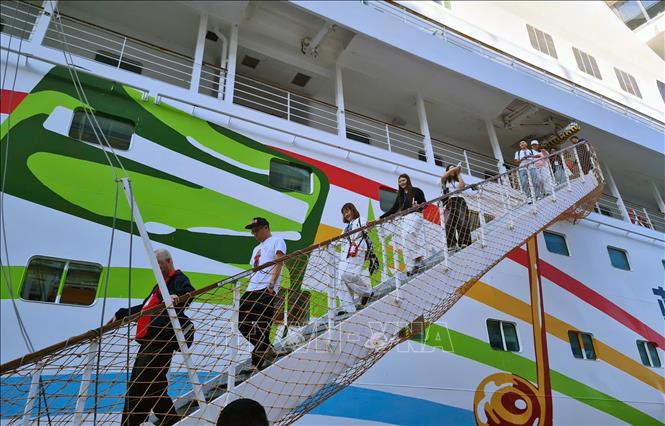 Đoàn khách du lịch Trung Quốc trên tàu biển tuyến Bắc Hải - Hạ Long. Ảnh: Văn Đức - TTXVN