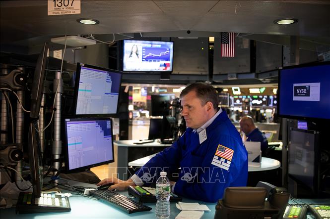 Giao dịch viên tại sàn giao dịch chứng khoán New York, Mỹ. Ảnh: THX/TTXVN