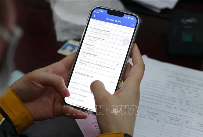 Để thực hiện khai báo, người dân cài đặt và mở ứng dụng iHanoi trên điện thoại di động, sau đó, đăng nhập vào ứng dụng bằng số điện thoại (nếu chưa có tài khoản thì đăng ký) hoặc đăng nhập thông qua ứng dụng VNeID. Tiếp đó, chọn mục 'Làm sạch dữ liệu' trên màn hình chính của ứng dụng iHanoi rồi khai báo thông tin về 