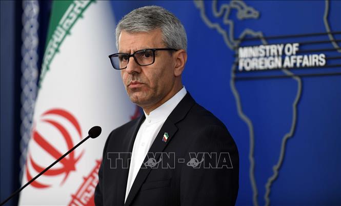 Người phát ngôn Bộ Ngoại giao Iran Esmaeil Baghaei tại cuộc họp báo ở Tehran. Ảnh: THX/TTXVN