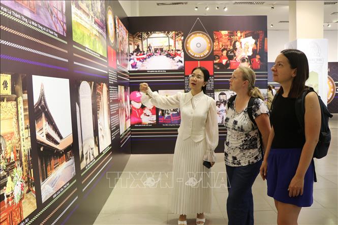 Triển lãm thu hút du khách nước ngoài tham quan. Ảnh: Nguyên Dung – TTXVN