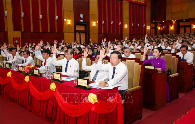 Đại biểu HĐND tỉnh Tây Ninh biểu quyết thông qua các nghị quyết quan trọng tại kỳ họp. Ảnh: Giang Phương - TTXVN