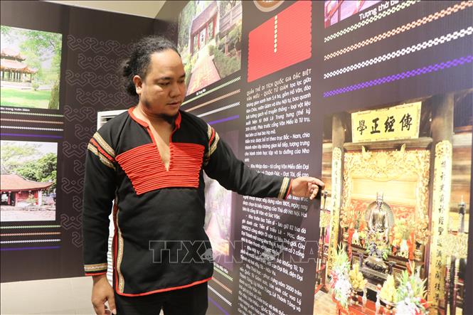 Đồng bào các dân tộc tại Đắk Lắk tham quan, tìm hiểu Triển lãm. Ảnh: Nguyên Dung – TTXVN