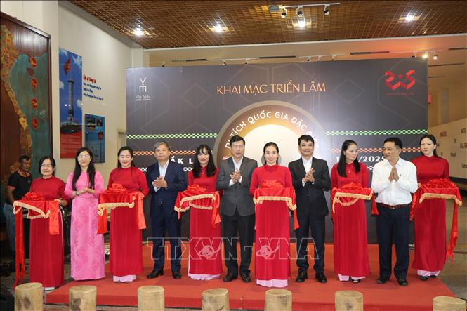 Đại biểu cắt băng khai mạc Triển lãm. Ảnh: Nguyên Dung - TTXVN