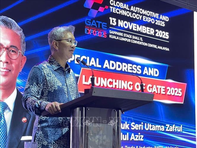 Ông Zafrul Abdul Aziz, Bộ trưởng Đầu tư, Thương mại và Công nghiệp Malaysia, phát biểu khai mạc triển lãm. Ảnh: Bùi Hoàn - PV TTXVN tại Malaysia