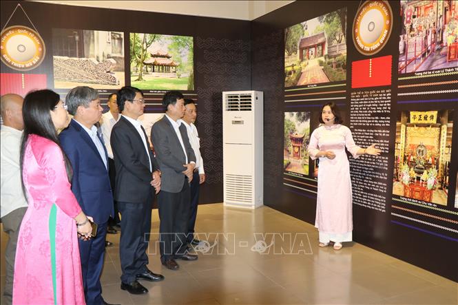 Đại biểu tham quan, tìm hiểu về Văn Miếu - Quốc Tử Giám. Ảnh: Nguyên Dung – TTXVN