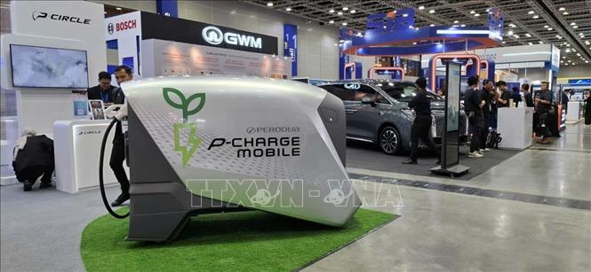 Thiết bị sạc di động cho xe điện được trưng bày tại triển lãm. Ảnh: Bùi Hoàn - PV TTXVN tại Malaysia